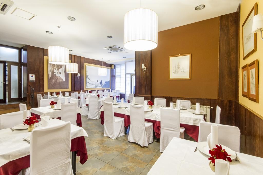 Hostal Restaurante Alarico Allariz Exterior foto